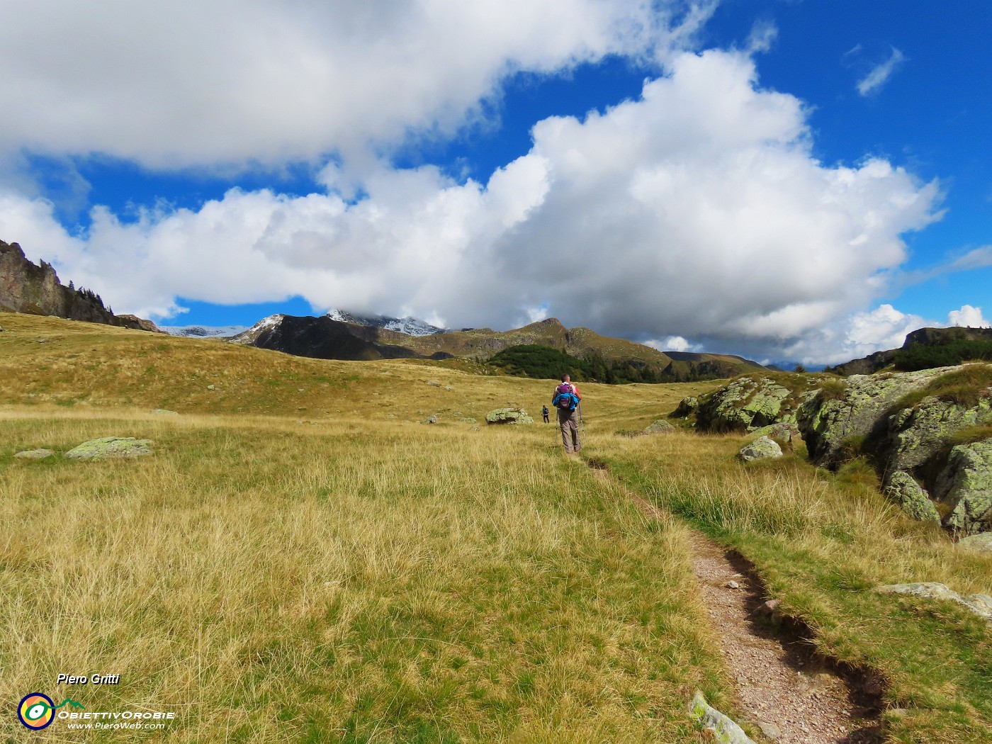 52 Bello camminare sul pianoro di Monte Campo.JPG